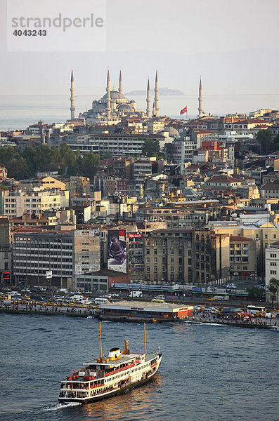 Blick über den Stadtteil Eminönü  mit Fährschiffen  über das Goldene Horn  Moscheen  Istanbul  Türkei