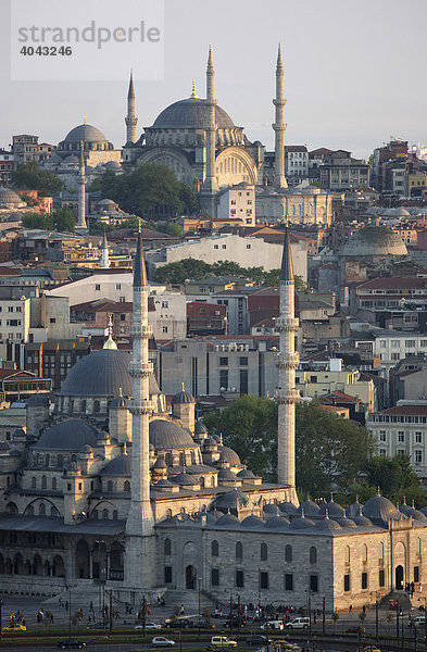Blick über den Stadtteil Eminönü mit Galatabrücke über das Goldene Horn  Neue Moschee vorn  dahinter die Nuru Osmaniye Moschee  Istanbul  Türkei