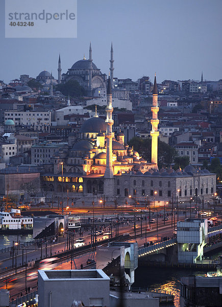 Blick über den Stadtteil Eminönü mit Galatabrücke über das Goldene Horn  Neue Moschee vorn  dahinter die Nuru Osmaniye Moschee  Istanbul  Türkei