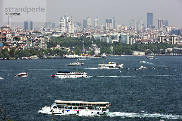 Bosphorus  mit Fährschiffen  Galata und Kabatas Stadtteile mit Skyline  Istanbul  Türkei