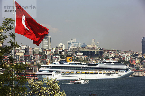 Bosphorus  mit Fährschiffen  Kreuzfahrtschiff  Galata und Byoglu Stadtteile mit Skyline  Istanbul  Türkei