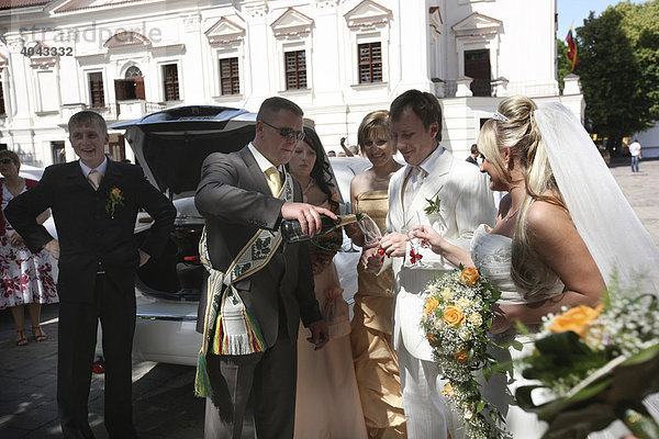 Hochzeitsgesellschaft vor dem Rathaus mit Standesamt  Altstadt von Kaunas  Litauen  Baltikum  Nordosteuropa