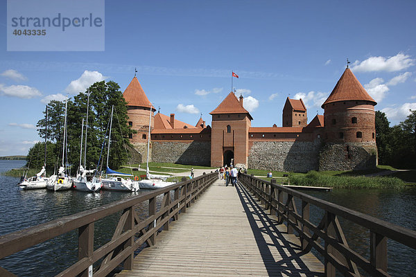 Brücke zur Wasserburg Trakai  Wahrzeichen Litauens  Trakai  Litauen  Baltikum  Nordosteuropa