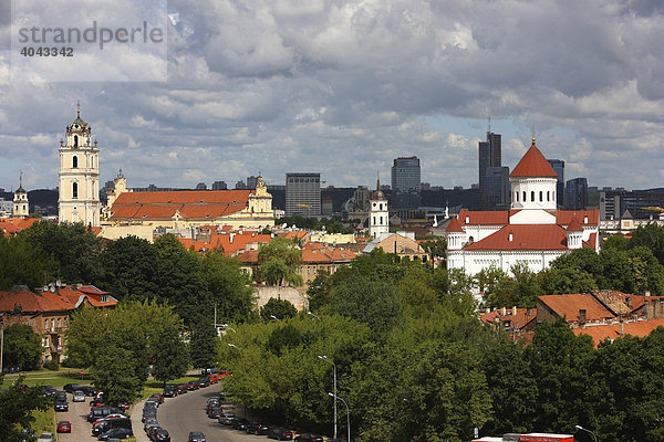 Stadtpanorama der Altstadt  rechts die St. Michaels Kirche vor den Hochhäusern um das Europos Center  Vilnius  Litauen  Baltikum  Nordosteuropa