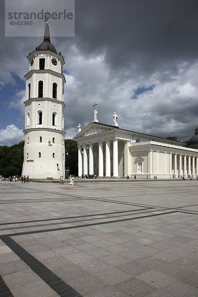 Die Kathedrale St. Stanislaus mit separatem Glockenturm  Varpine  Kathedralenplatz  Vilnius  Litauen  Baltikum  Nordosteuropa