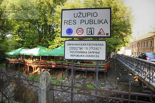 Schild  Künstlerviertel Uzupio  erklärte sich 1997 zur Republik  an der Vilnia gelegen  Vilnius  Litauen  Baltikum  Nordosteuropa