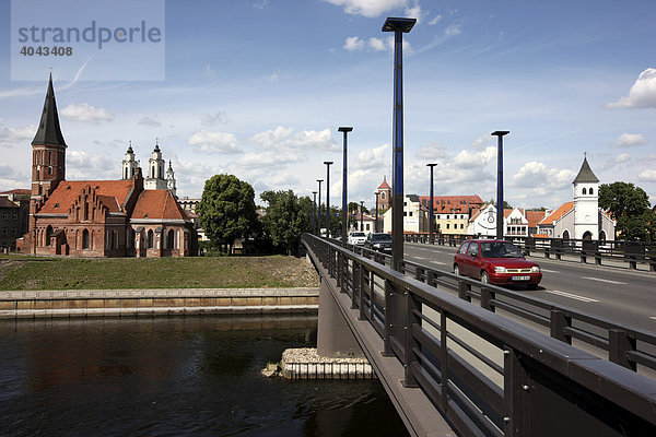 Vytautas Kirche  Aleksotas Brücke über den Nemunas Fluss  Kaunas  Litauen  Baltikum  Nordosteuropa
