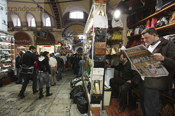 Verkaufsstände und Passanten  Großer Basar  überdachter Markt für Waren aller Art  Istanbul  Türkei