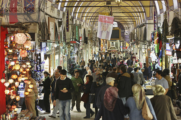 Gang voller Menschen  Großer Basar  überdachter Markt für Waren aller Art  Istanbul  Türkei