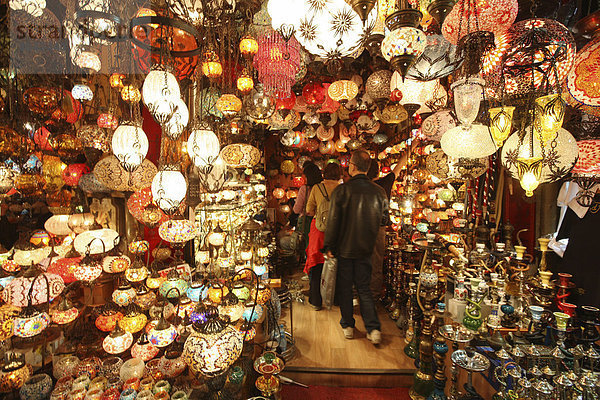 Lampen Verkaufsstand  Verkaufsstände und Passanten  Großer Basar  überdachter Markt für Waren aller Art  Istanbul  Türkei