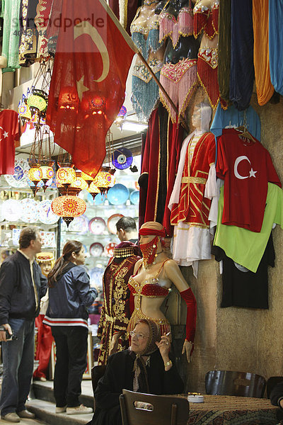 Verkaufsstand  Großer Basar  überdachter Markt für Waren aller Art  Istanbul  Türkei