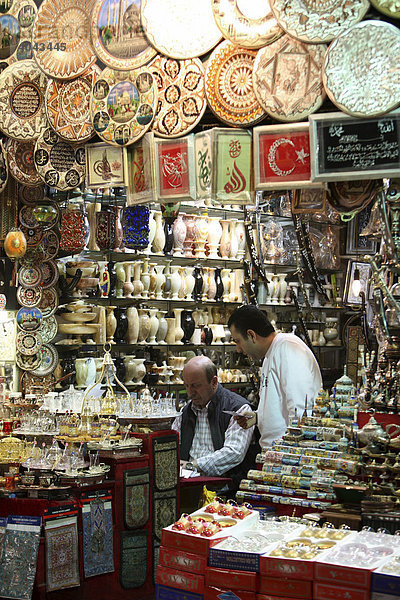 Verkaufsstand  Großer Basar  überdachter Markt für Waren aller Art  Istanbul  Türkei