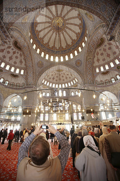 Innenansicht Blaue Moschee  Sultan Ahmet Moshee mit Besuchern  Istanbul  Türkei