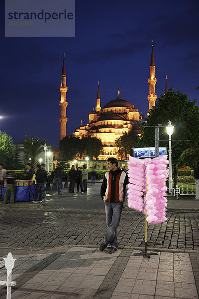 Blaue Moschee  Sultan Ahmet Moshee mit Beleuchtung  Istanbul  Türkei