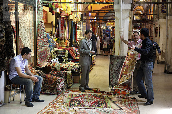 Teppichhändler im Großen Basar  überdachter Markt  mit vielen Gewölben für Waren aller Art  Istanbul  Türkei