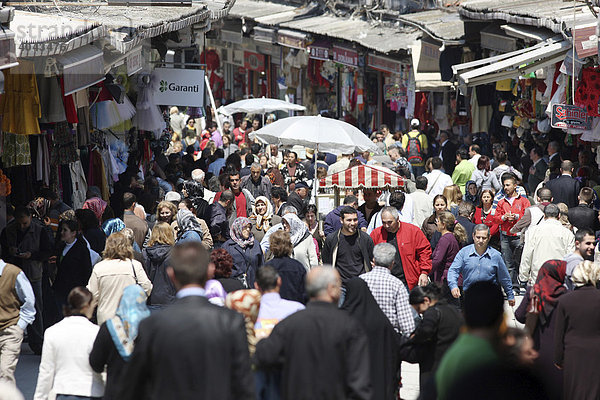 Basarviertel  volle Einkaufsstraße beim Großen Basar  Istanbul  Türkei
