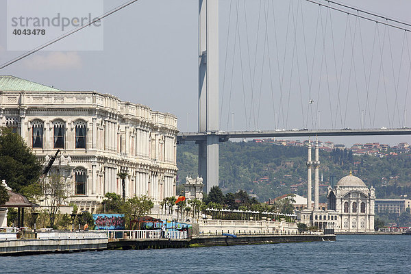 Dolmabahce Palast am Bosporus  dahinter Bosporus-Brücke und Mecidiye Moschee  Istanbul  Türkei