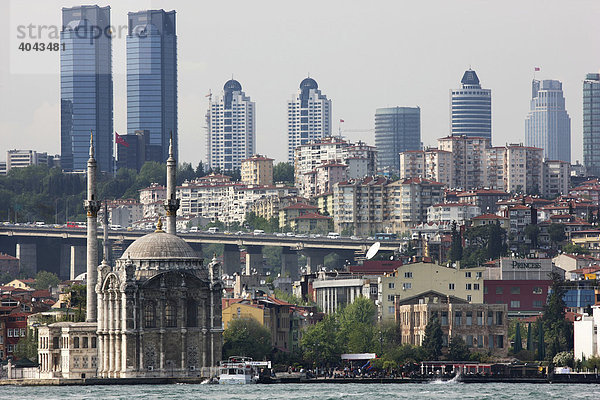 Mecidiye Moschee am Bosporus  Stadtteil Ortaköy  dahinter die Skline des modernen Istanbul  Türkei