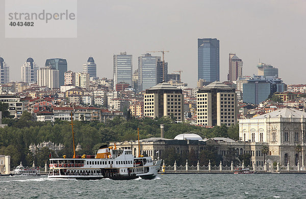 Dolmabahce Palast am Bosporus  dahinter Skyline von Istanbul  Türkei
