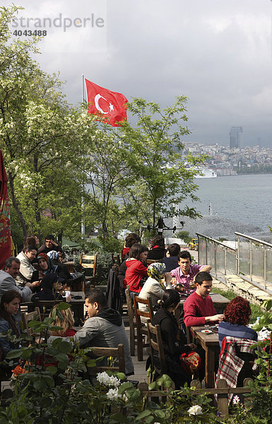 Teegarten mit Gästen im Gülhane Park am Topkapi Palast mit Blick auf den Bosporus  Istanbul  Türkei
