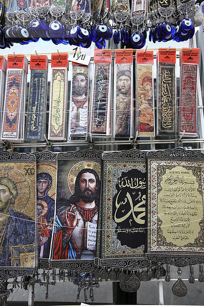 Heiligenbilder und Kalligrafien aus dem christlichen und islamischen Glauben in einem Geschäft  Istanbul  Türkei