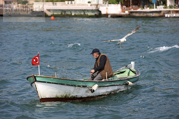 Fischer im Boot auf dem Bosporus  Istanbul  Türkei