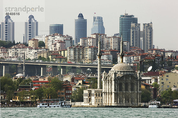 Mecidiye Moschee  im Stadtteil Ortaköy  am Bosporus  dahinter die Skyline des modernen Istanbul  Türkei