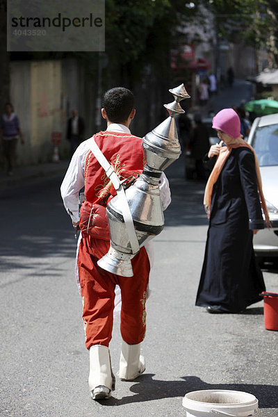 Mobiler Teeverkäufer in klassischem Kostüm  unterwegs auf den Straßen von Sultanahmet  Istanbul  Türkei