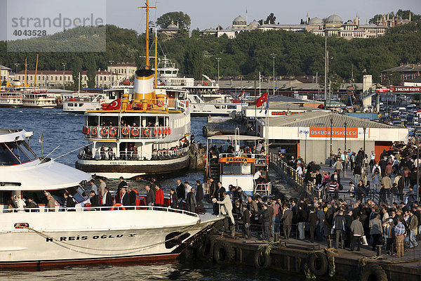 Fährschiffe auf dem Bosporus  Anleger am Eminönü Ufer  Istanbul  Türkei