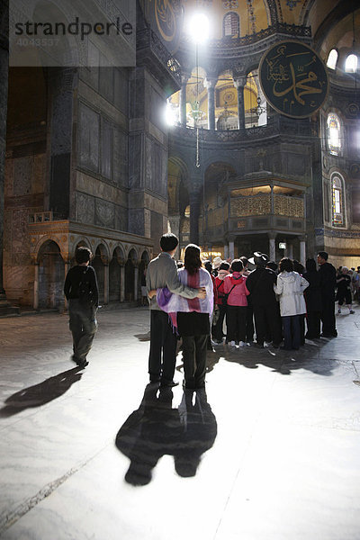 Besucher im Hauptkirchenschiff  mit 56 Meter hoher Kuppel  Innenaufnahme  Hagia Sophia  Moschee  ehemalige Kirche  Sultanahmet  Istanbul  Türkei