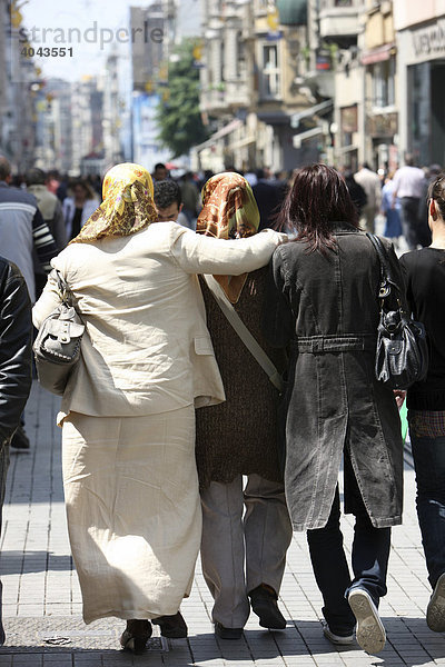 Türkische Frauen beim Bummel auf der Haupteinkaufsstraße Istiklal Caddesi im Stadtteil Beyoglu  Istanbul  Türkei