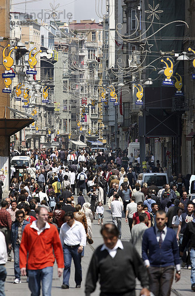 Passanten in der Fußgängerzone  Haupteinkaufsstraße Istiklal Caddesi im Stadtteil Beyoglu  Istanbul  Türkei
