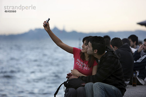 Junges Paar am Abend am Bosporus Ufer  Besiktas  Istanbul  Türkei