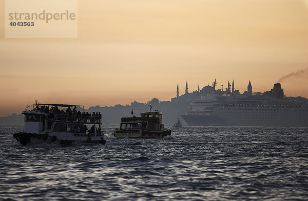 Abendlicher Schiffsverkehr auf dem Bosporus  Istanbul  Türkei