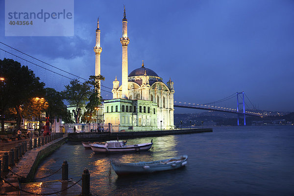Beleuchtete Mecidiye Moschee  Bosporus Ufer  Fähranleger Ortaköy  Istanbul  Türkei