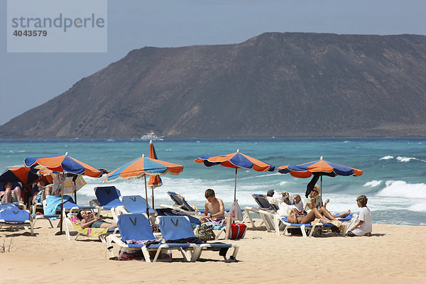 Urlauber am Badestrand  Playa de los Matos im Norden der Insel bei Corralejo  Fuerteventura  Kanarische Inseln  Spanien  Europa