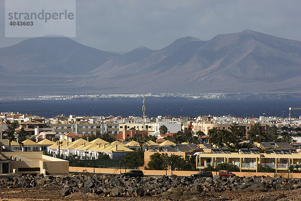 Nordspitze der Insel  Blick auf die Nachbarinsel Lanzarote über den Ort Corralejo  Fuerteventura  Kanarische Inseln  Spanien  Europa