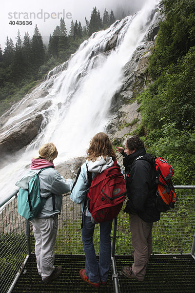 Wandergruppe am Grawa Wasserfall  Stubaital  Tirol  Österreich  Europa