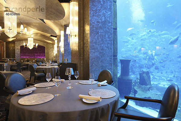 Ossiano-Fisch Spezialitäten Restaurant  mit Blick in das 11-Millionen-Liter Aquarium Ambassador-Lagoon  Atlantis Hotel The Palm  Dubai  Vereinigte Arabische Emirate  Naher Osten