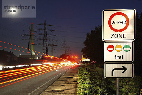 Hinweisschild auf die Umweltzone Ruhrgebiet an der B224  Gladbeckerstraße  Bottrop  Stadtgrenze zu Essen  Nordrhein-Westfalen  Deutschland  Europa