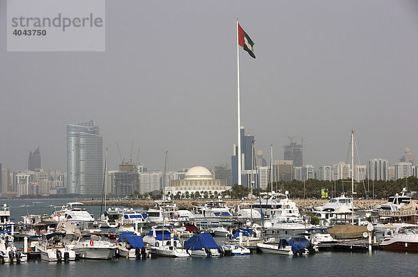 Skyline an der Corniche und Yachthafen  Abu Dhabi  Vereinigte Arabische Emirate  Naher Osten