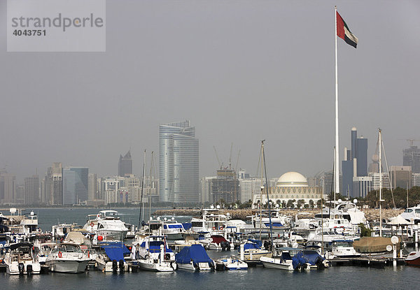 Yachthafen  dahinter Skyline an der Corniche  Abu Dhabi  Vereinigte Arabische Emirate  Naher Osten