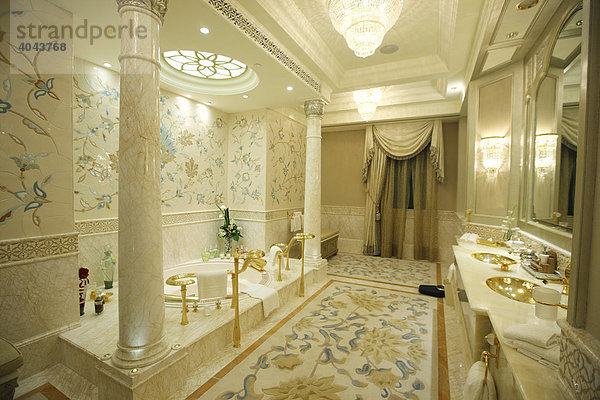 Badezimmer einer Ruler Suite  je eine für die 7 Herrscher der Vereinigten Arabischen Emirate im Emirates Palace Hotel  Kempinski Gruppe  Abu Dhabi  Vereinigte Arabische Emirate  Naher Osten