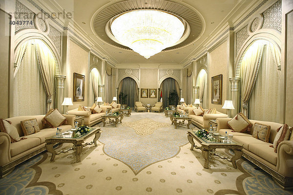 Empfangsraum einer Ruler Suite  je eine für die 7 Herrscher der Vereinigten Arabischen Emirate im Emirates Palace Hotel  Kempinski Gruppe  Abu Dhabi  Vereinigte Arabische Emirate  Naher Osten