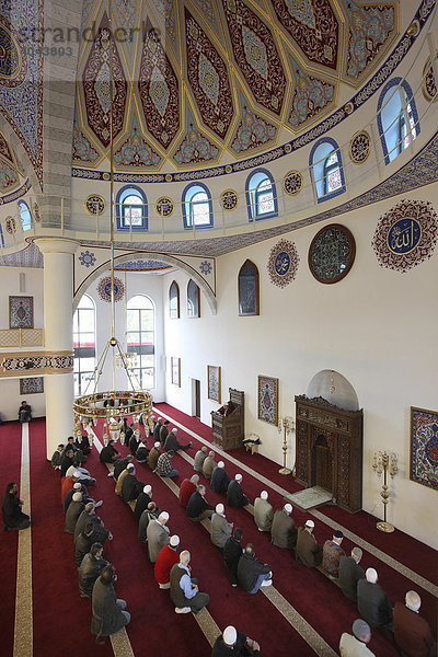 Gläubige beim Freitagsgebet in der Ditib-Merkez-Moschee  Duisburg-Marxloh  Nordrhein-Westfalen  Deutschland  Europa