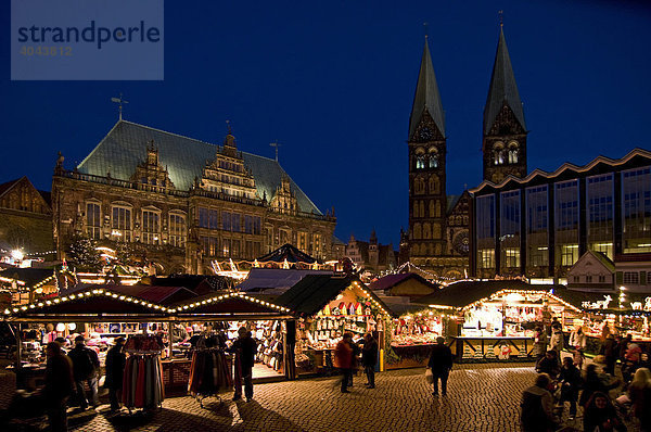 Weihnachtsmarkt in Bremen am Abend  Deutschland