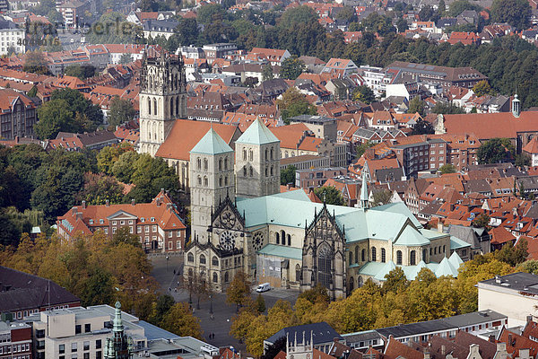 Überwasserkirche  links  St. Paulus Dom  Innenstadt von Münster  Nordrhein-Westfalen  Deutschland  Europa