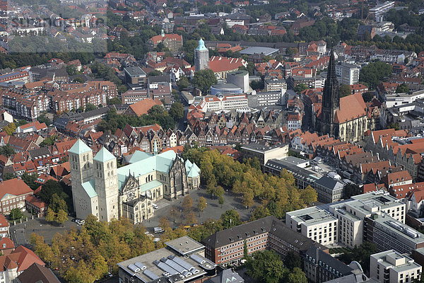 St. Paulus Dom  Mitte  Lambertikirche am Prinzipalmarkt  rechts  Innenstadt von Münster  Nordrhein-Westfalen  Deutschland  Europa