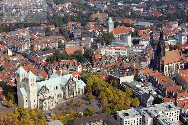 St. Paulus Dom  links  Lambertikirche am Prinzipalmarkt  rechts  Innenstadt von Münster  Nordrhein-Westfalen  Deutschland  Europa