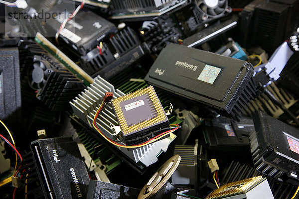 Elektronikschrott  aussortierte Bauteile von ausrangierten Computern  auf einem Recyclinghof  Deutschland